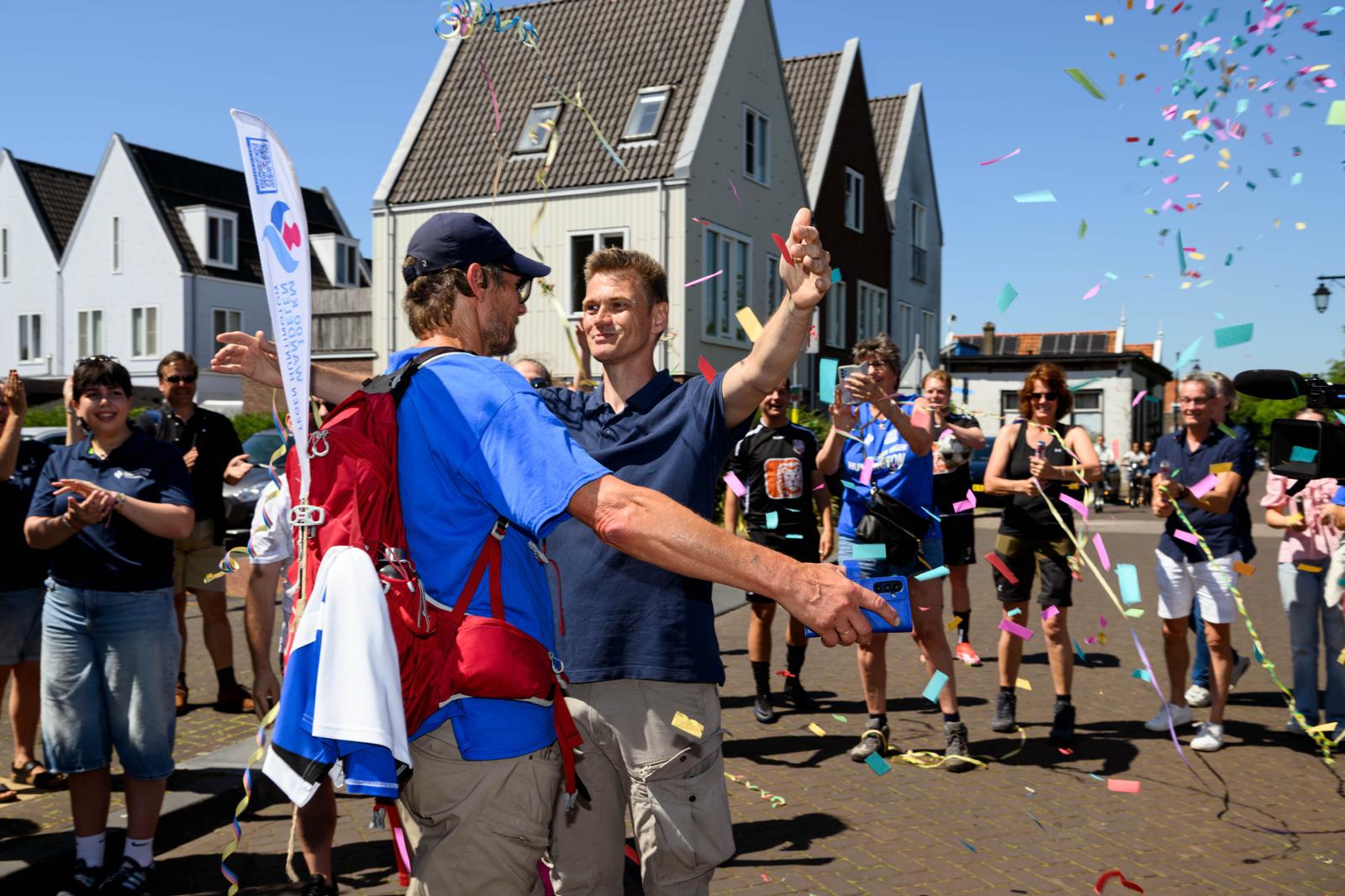 Jaap wandelt 100 km Tegen Huntington en Dam tot Dam